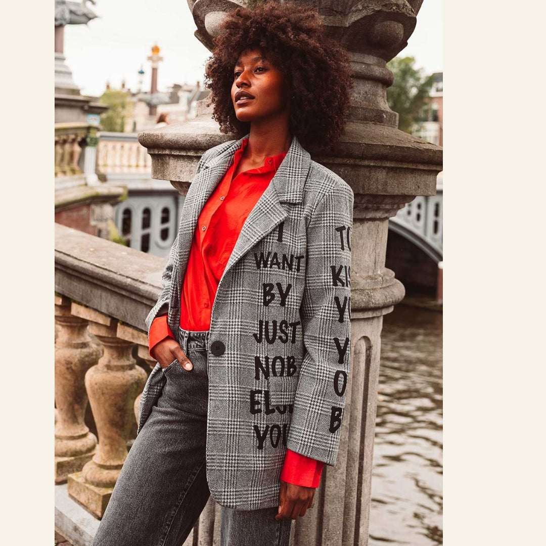 Blazer ruitjes tekst zwart - conceptstore Liefs uit Zierikzee 