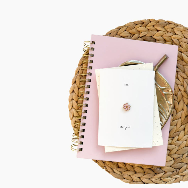 kaart met bloemenpin - conceptstore Liefs uit Zierikzee 