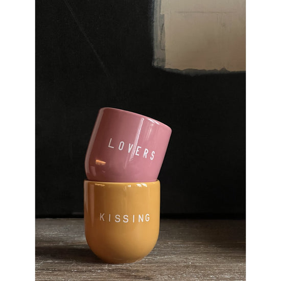 x mug kissing
